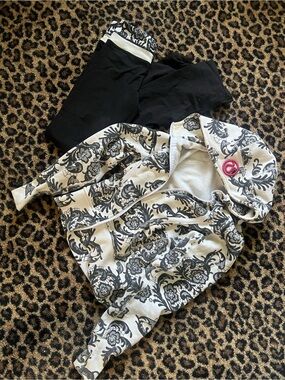 lululemon athletica Black and White Floral Hoodie & Black Bootcut Pants tall 6